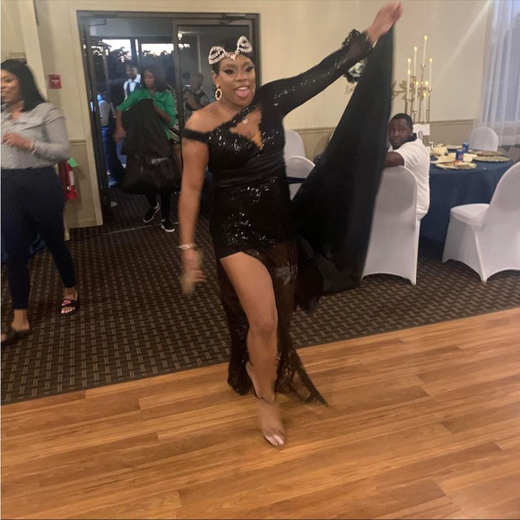 Black gown - Picture 1 of 2